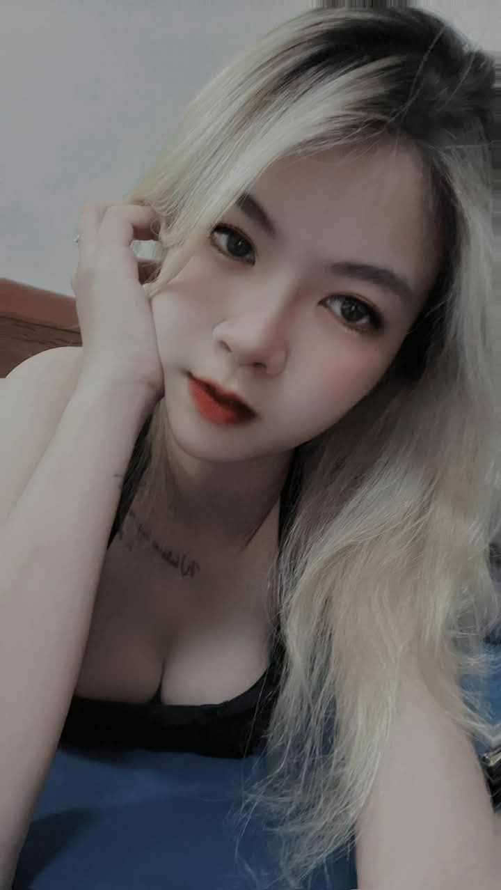 Trò chơi thủ dâm bằng dương vật giả của Taylor và người bạn đồng tính nữ